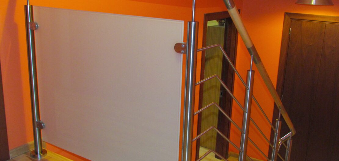 Balustrady schodowe hybrydowe, stalowe ze szkłem